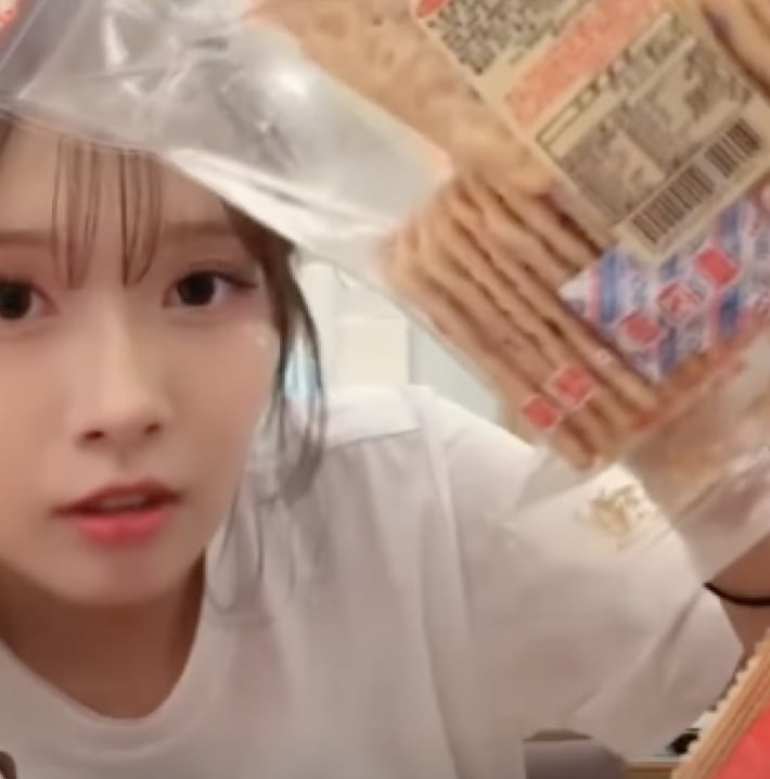 金佳垠直播驚收「吃到一半的餅乾」!網友怒轟:「有夠丟臉!」