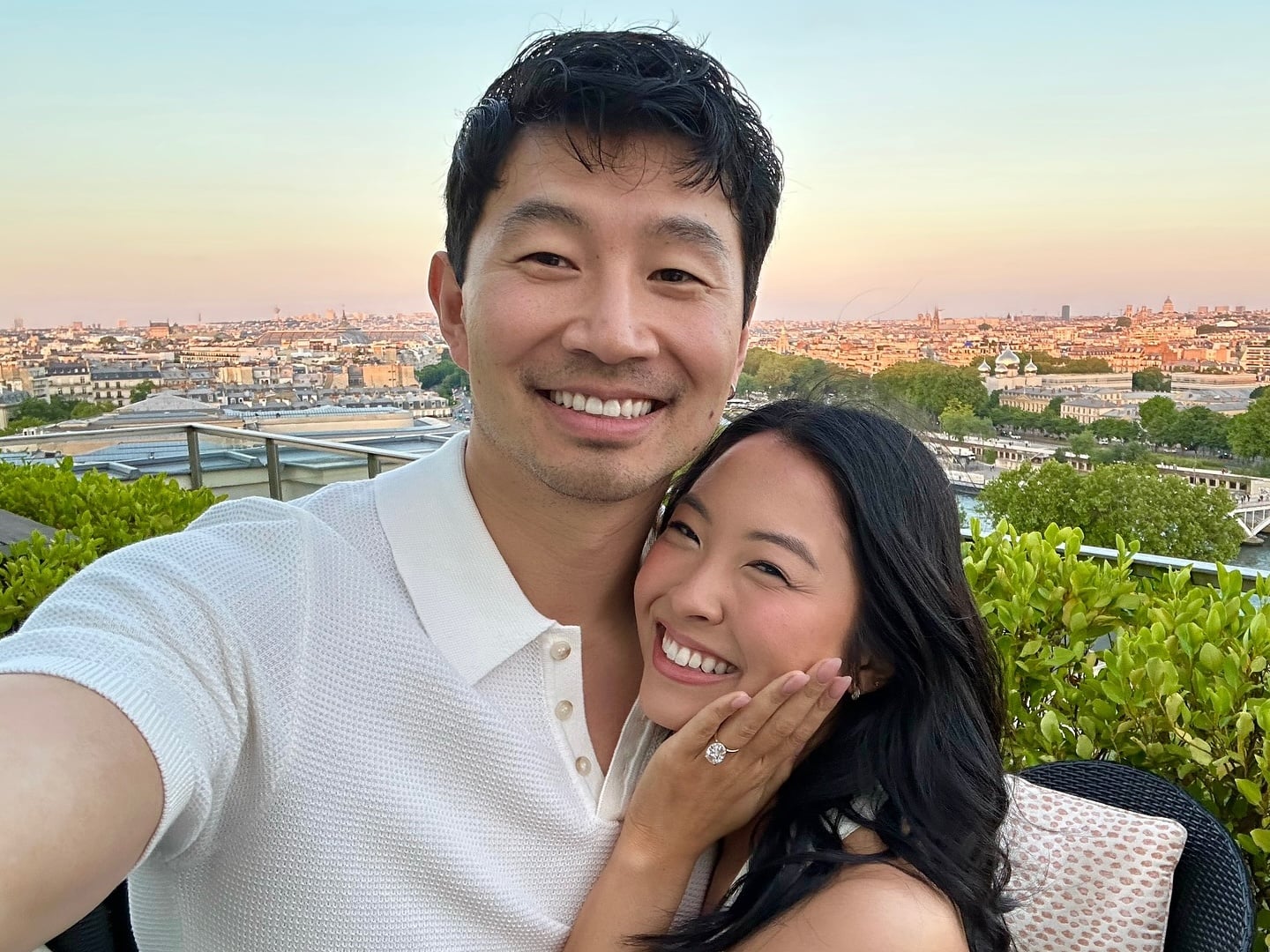 劉思慕 Simu Liu 求婚靠泰勒絲助攻！談細節：「我鼓起勇氣向老朋友般提出請求！」