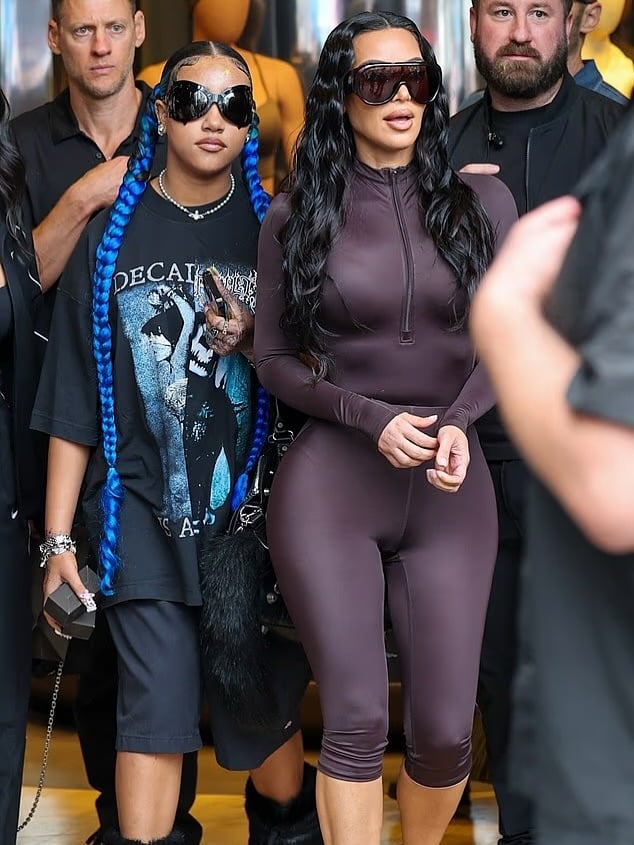 金卡戴珊、肯爺女兒「西北」North West 漂眉藍髮造型引熱議！網驚：「根本迷你金！」