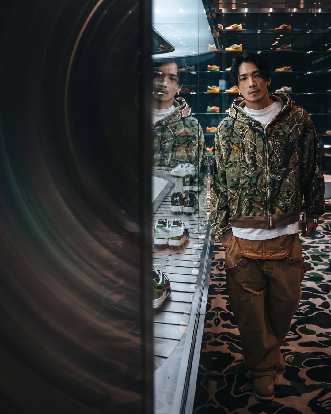 BAPE × ©SAINT Mxxxxxx 第五度聯名登場！經典鯊魚外套與鈔票造型凳成最大焦點