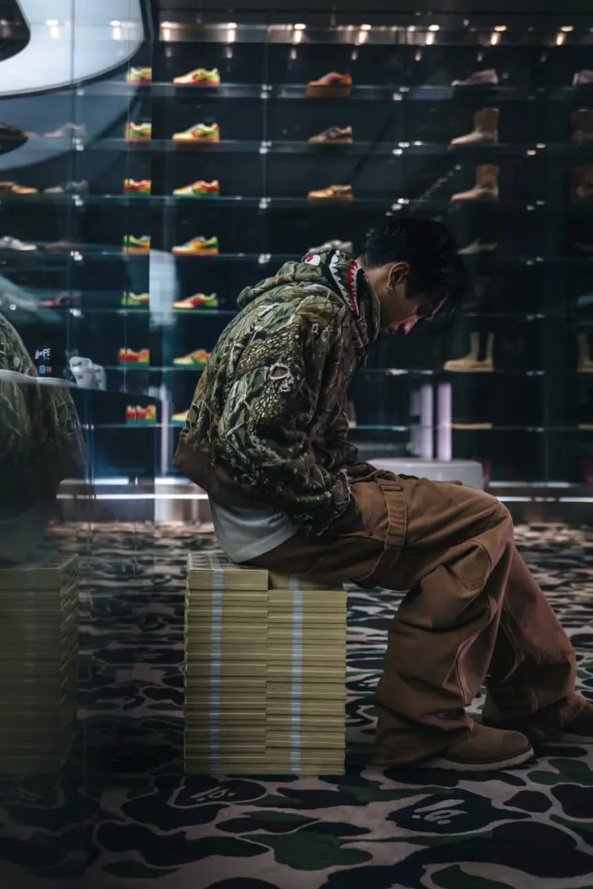 BAPE × ©SAINT Mxxxxxx 第五度聯名登場！經典鯊魚外套與鈔票造型凳成最大焦點