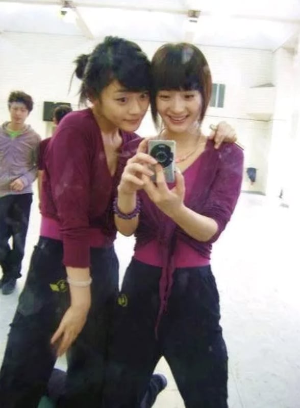 楊冪大學舊照瘋傳！厚重鐵瀏海網友讚嘆：「女神從來都是女神！」