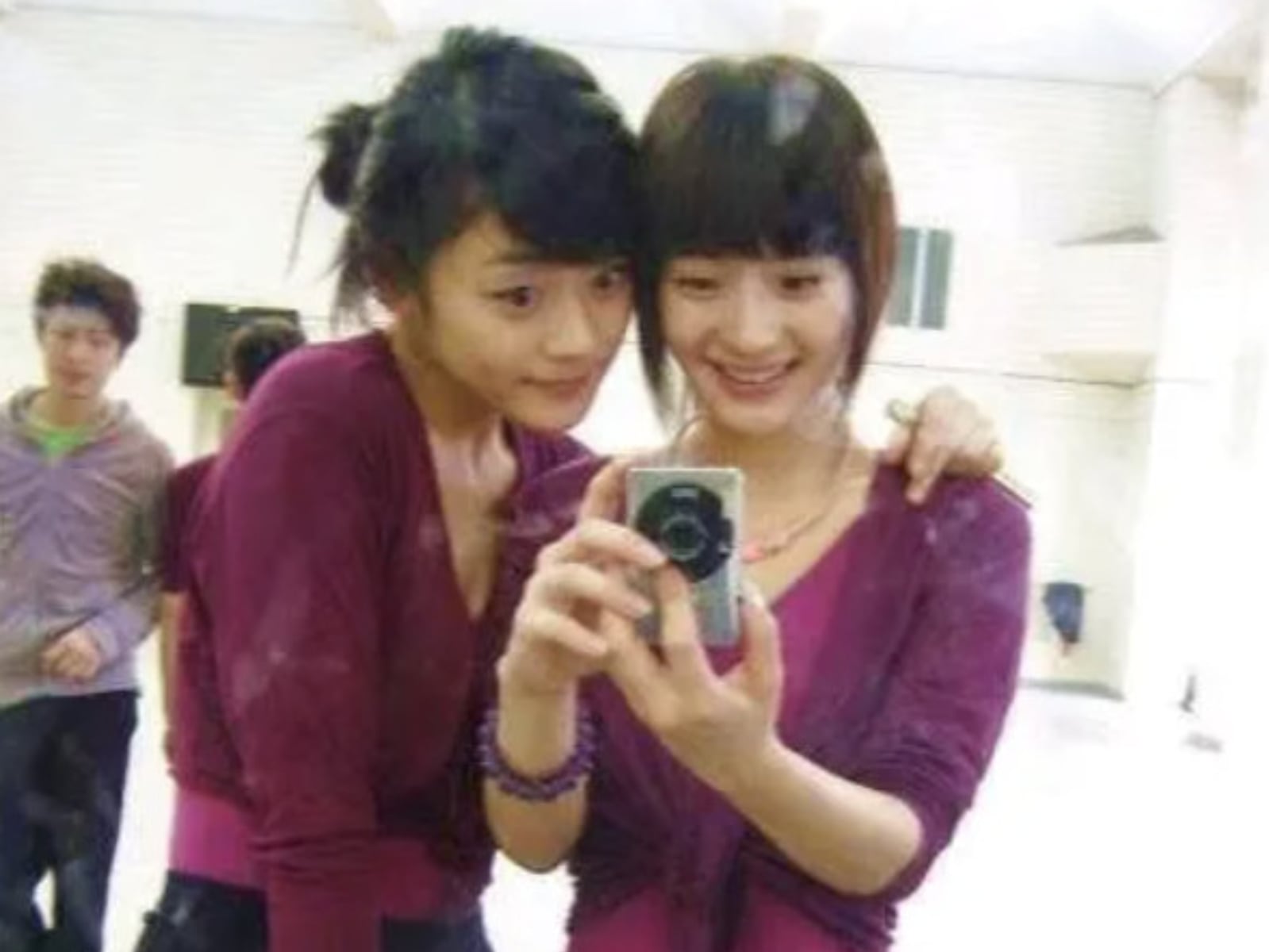 楊冪大學舊照瘋傳！厚重鐵瀏海網友讚嘆：「女神從來都是女神！」