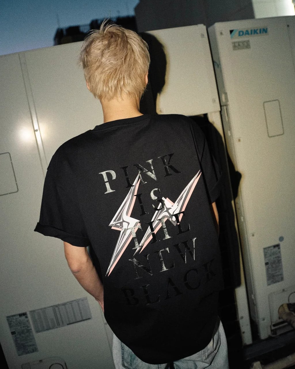 藤原浩 × BLACKPINK 第二波聯名正式登場！棒球外套、托特包、地毯⋯5 款必搶單品價格一次看！