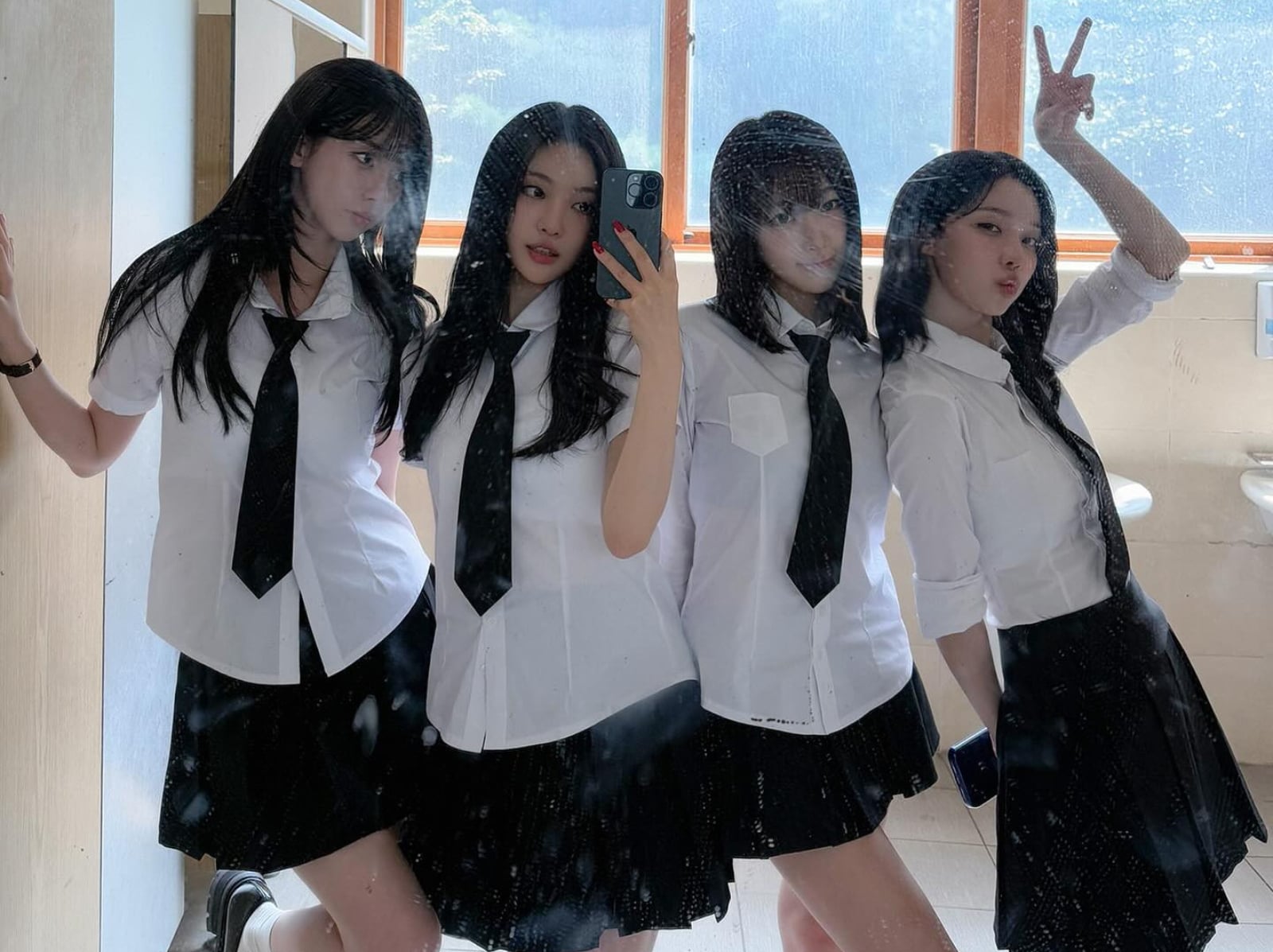 aespa 成員黑白造型氣場全開！全新綜藝畫面曝光，引網笑：「以為在演八點檔！」