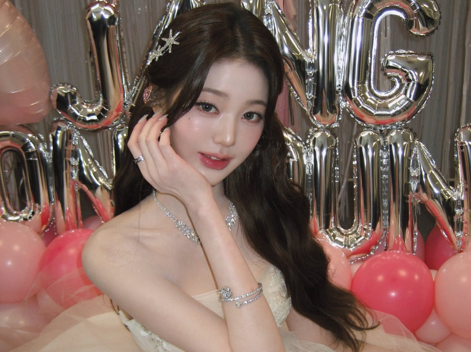 IVE 張員瑛被主持人突問「假設妳深愛我」，表情失守畫面笑翻全網！