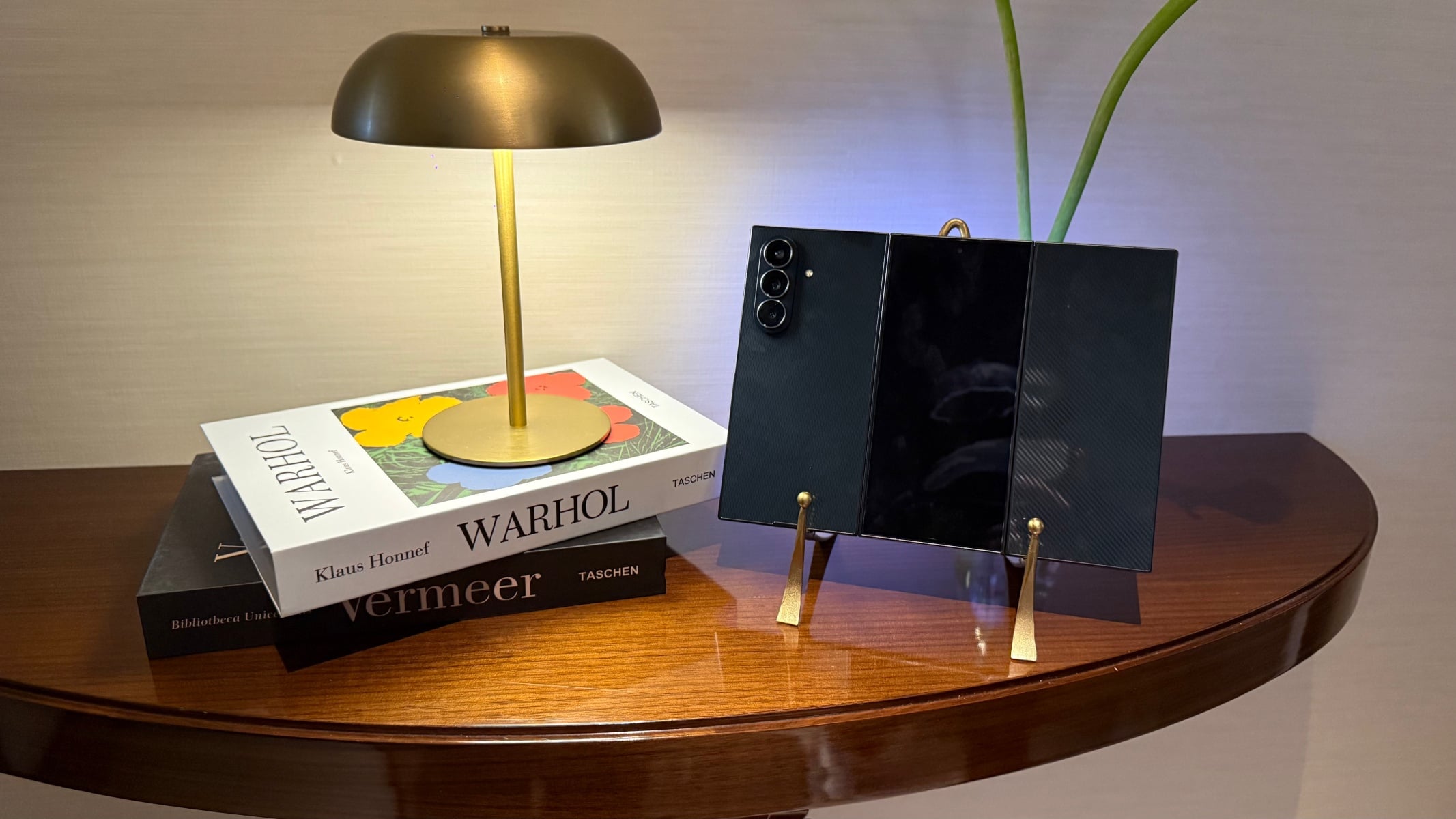 三星 Galaxy Z TriFold 台灣首發！三摺疊手機正式開戰，10 吋大螢幕引爆商務新革命！