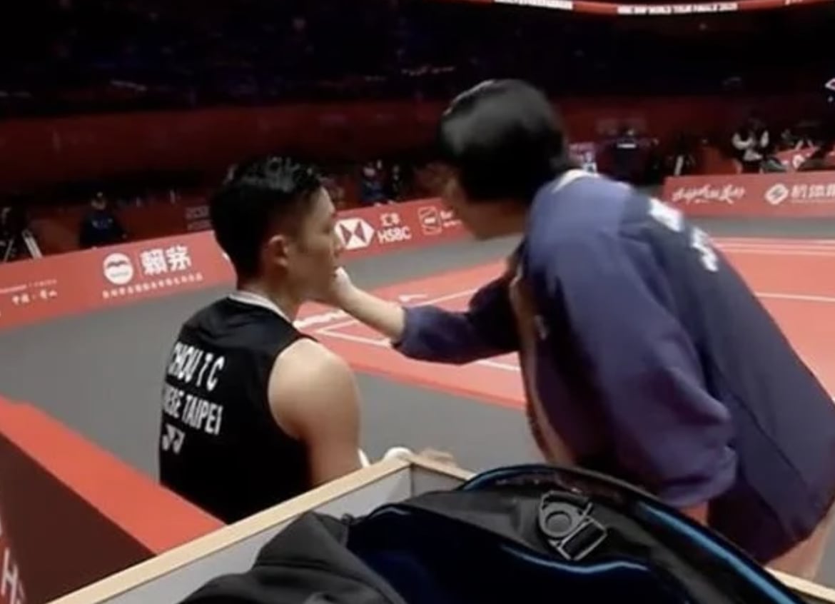 周天成年終賽不敵球王石宇奇！物理治療師高敏珊暖心摸臉鼓勵！
