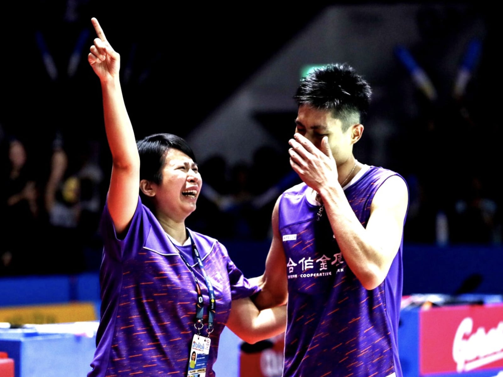 周天成年終賽不敵球王石宇奇！物理治療師高敏珊暖心摸臉鼓勵！