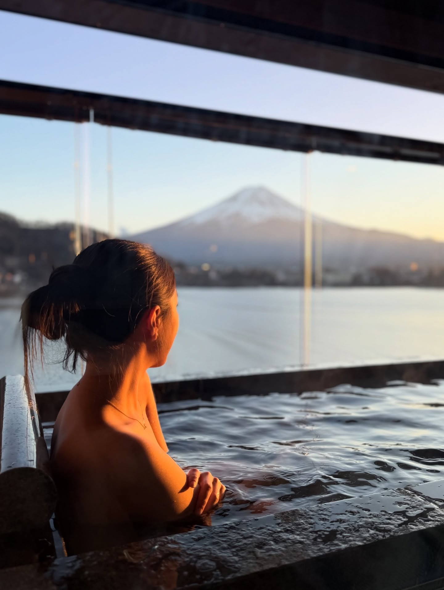 Nono 辜莞允近況曝光！IG 曬河口湖泡湯美照，逆天美背掀萬人暴動！