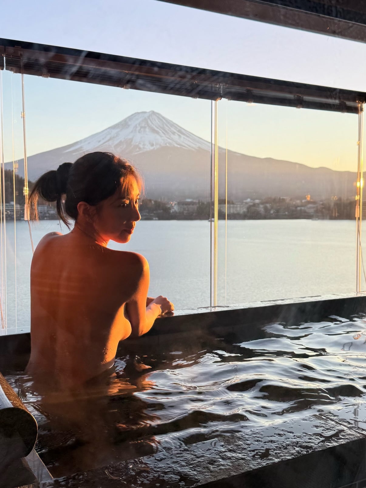 Nono 辜莞允近況曝光！IG 曬河口湖泡湯美照，逆天美背掀萬人暴動！