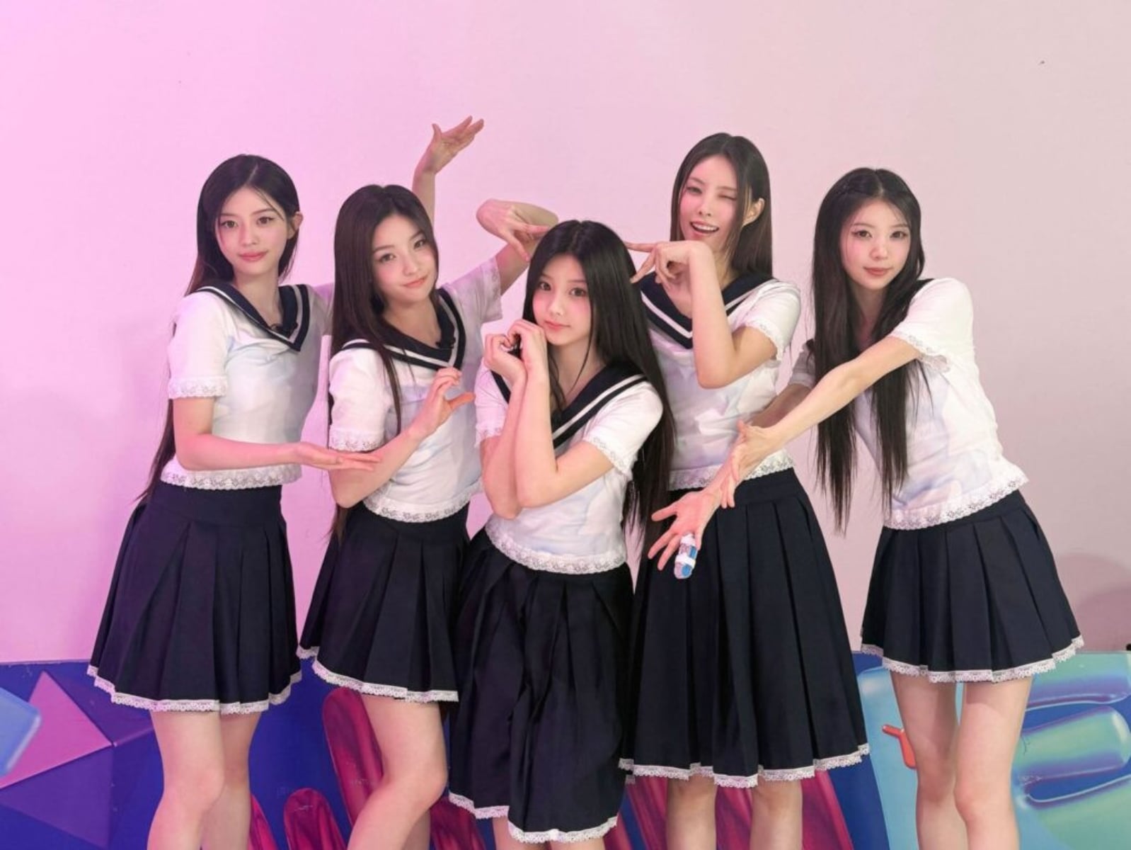 ILLIT 新歌又找到流量密碼了！最新拎帽小人迷因你跟上了嗎？