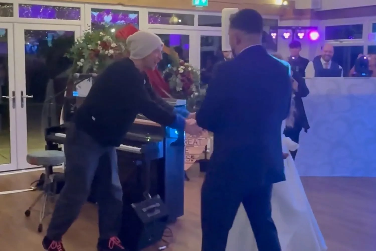 「酷玩樂團」Coldplay 克里斯馬汀 Chris Martin 驚喜現身粉絲婚禮！網友笑翻：「跟偷情畫面超對比！」