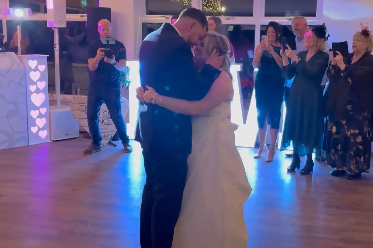 「酷玩樂團」Coldplay 克里斯馬汀 Chris Martin 驚喜現身粉絲婚禮！網友笑翻：「跟偷情畫面超對比！」