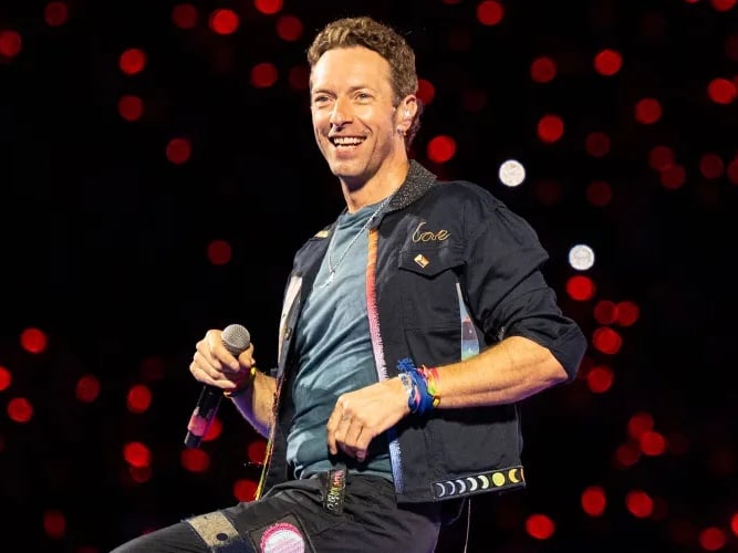 「酷玩樂團」Coldplay 克里斯馬汀 Chris Martin 驚喜現身粉絲婚禮！網友笑翻：「跟偷情畫面超對比！」