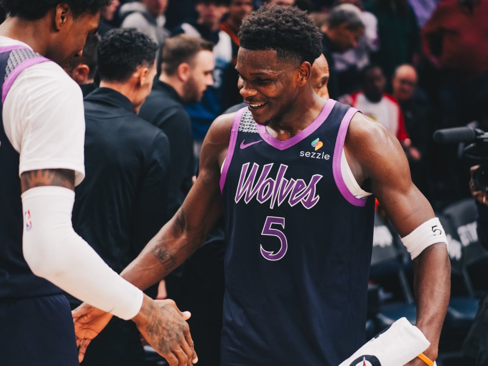 NBA／Anthony Edwards 致勝三分彈、對 SGA 蓋火鍋又抄截！灰狼賞給雷霆本季第三敗！