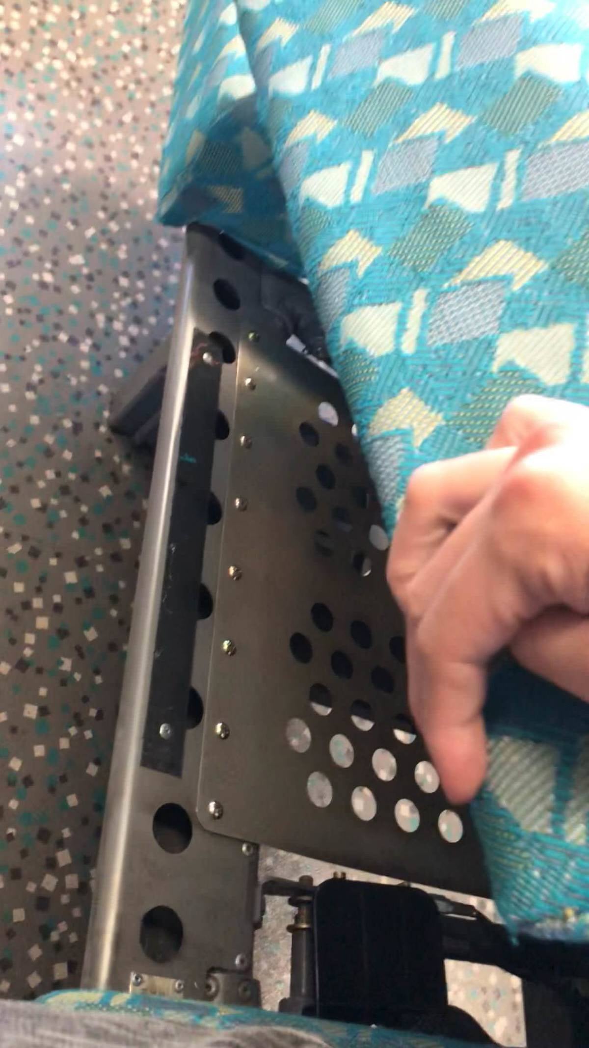 台北市發生無差別攻擊事件！網提醒「高鐵座椅」可拆卸當盾牌，官方也證實！