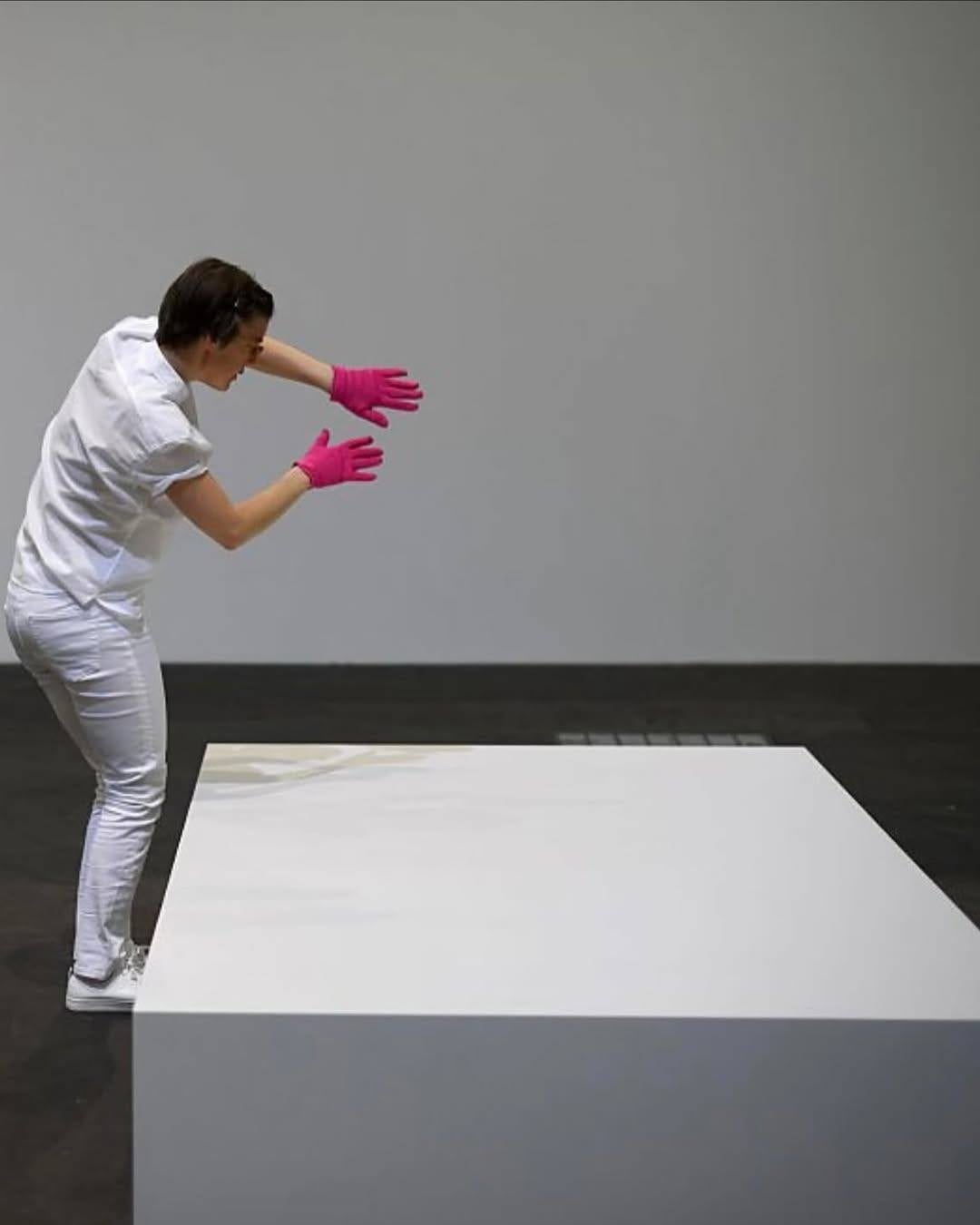 義大利藝術家 Salvatore Garau 隱形雕塑品以 54 萬台幣的價格售出，網友：「藝術真的太難懂了...」