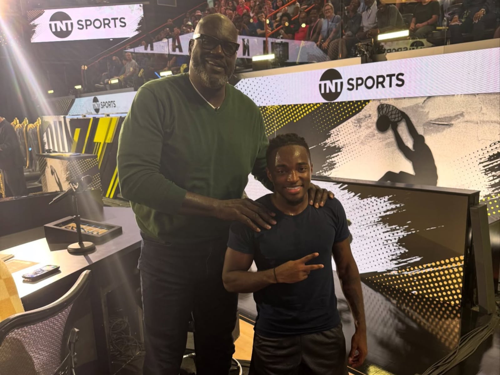 美國 162 公分灌籃好手 Ty Jackson 飛越歐尼爾灌籃！身高差距超過 50 公分炸裂全場！