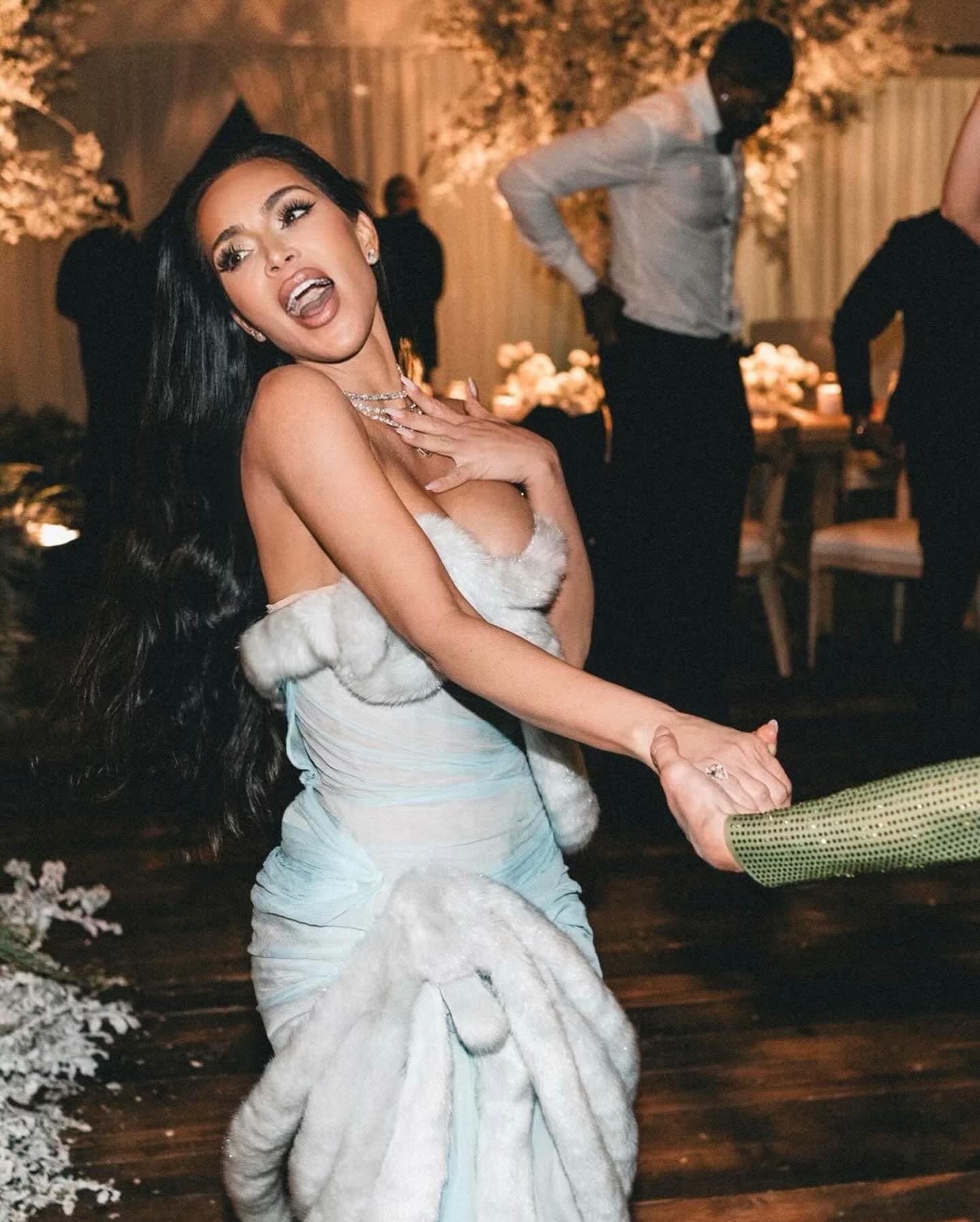 克蘿伊卡戴珊 Khloé Kardashian 親曝今年聖誕派對細節！坦言：「規模縮小不走豪宅路線！」