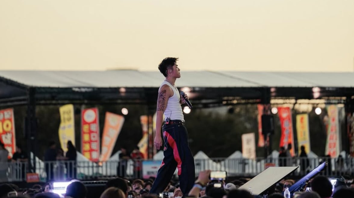 王ADEN 校園開唱學生衝台共舞！蹲地擺臭臉遭轟：「氣度決定高度！」