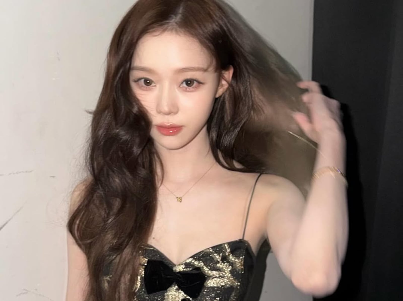 aespa Winter 爆熱戀 BTS 田柾國首露面！戴長袖套引網猜：「是要遮刺青嗎？」