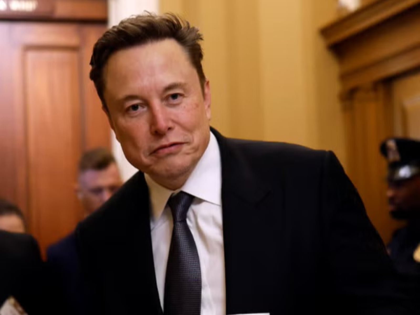 AI 時代全民高收入來臨？馬斯克預言：「未來不需存錢」