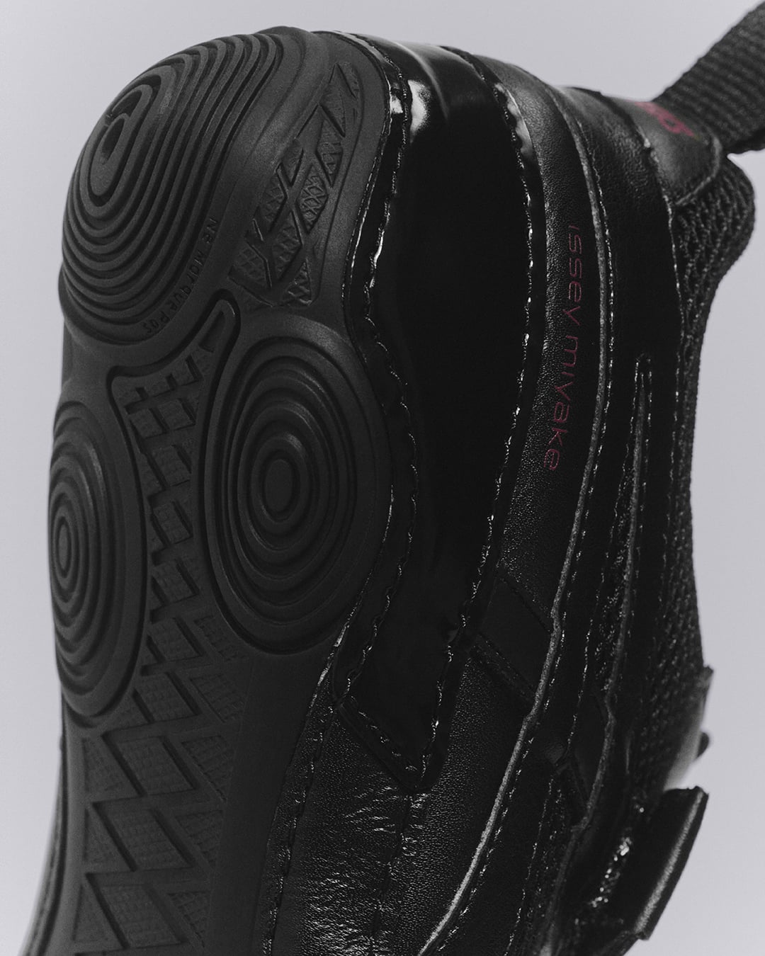 三宅一生 x AISCS 全新聯名台灣發售情報公開！以摔角鞋為主題、設計靈感竟源自「肌貼」！