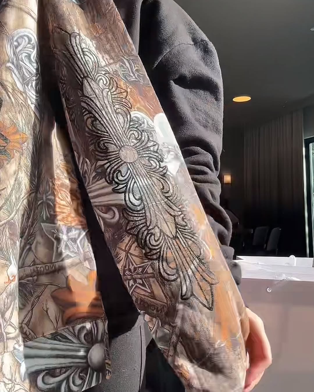 Chrome Hearts 聯手 NOCTA 無預警推出奢華聯名系列！一件羽絨外套要價 123 萬新台幣