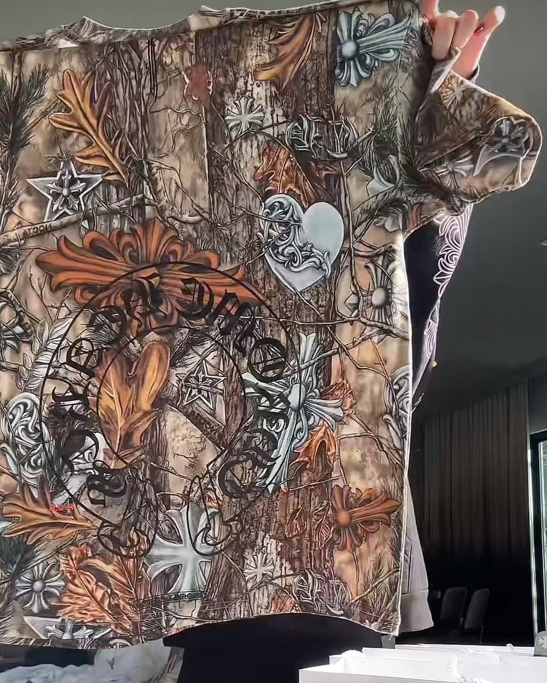 Chrome Hearts 聯手 NOCTA 無預警推出奢華聯名系列！一件羽絨外套要價 123 萬新台幣