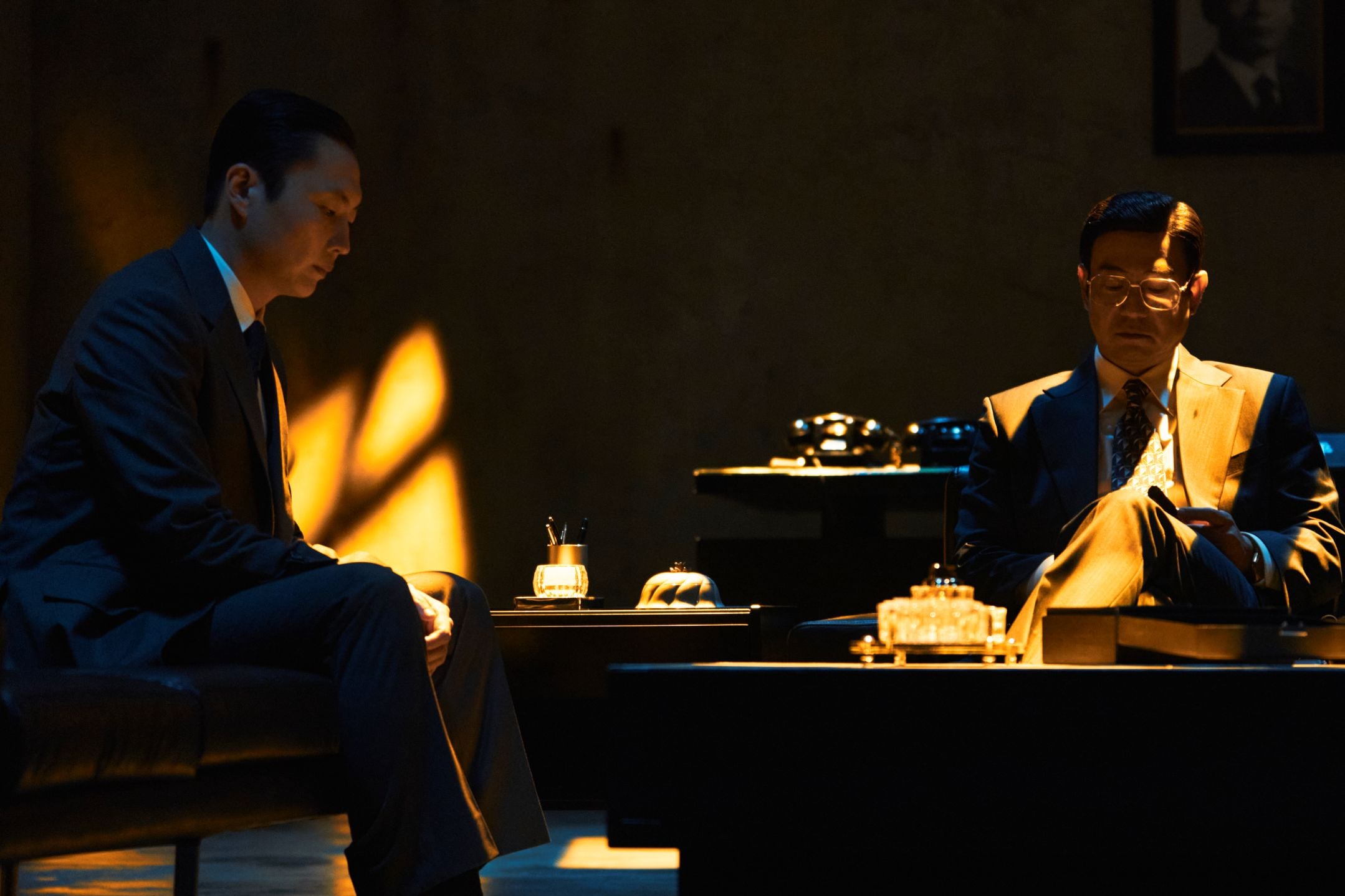 玄彬 X 鄭雨盛強強聯手的Disney+韓劇《韓國製造》，不僅鬥智鬥力，甚至還彼此鬥帥，帶來高強度對決！