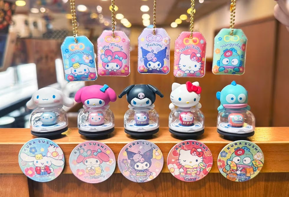 藏壽司三麗鷗聯名 15 款達摩扭蛋 12 月 26 日開搶！各式聯名商品重點一次看