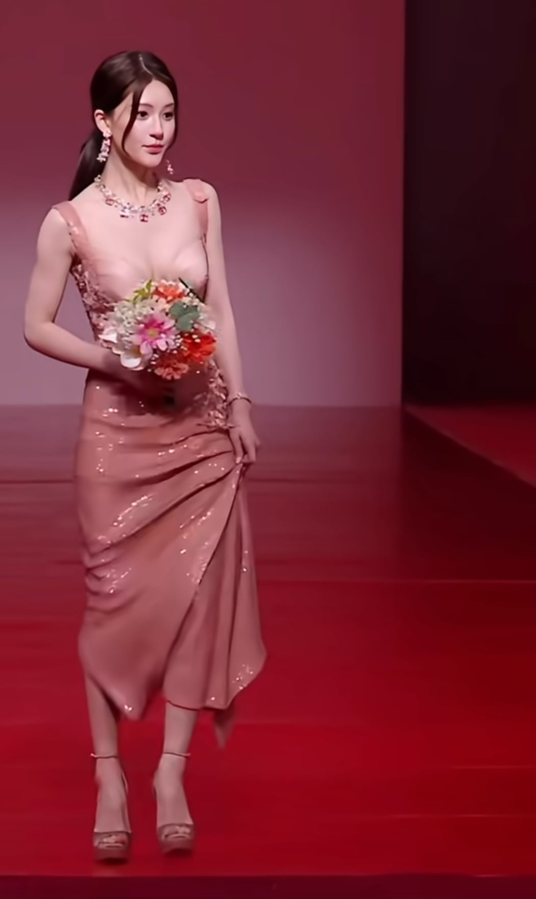 趙露思星光大賞禮服出包!親認有 BUG 霸氣回應:「不再內耗!」