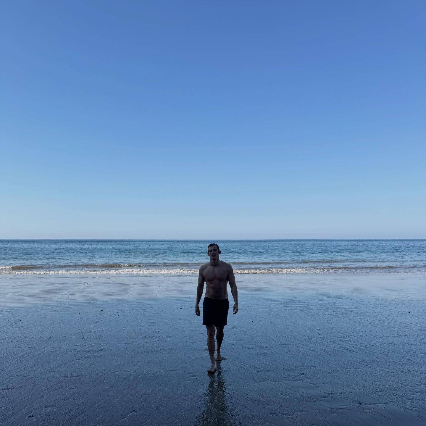 杜娃黎波 Dua Lipa 豹紋比基尼辣曬好身材！甜蜜寫下：「我的行李箱永遠在打包！」