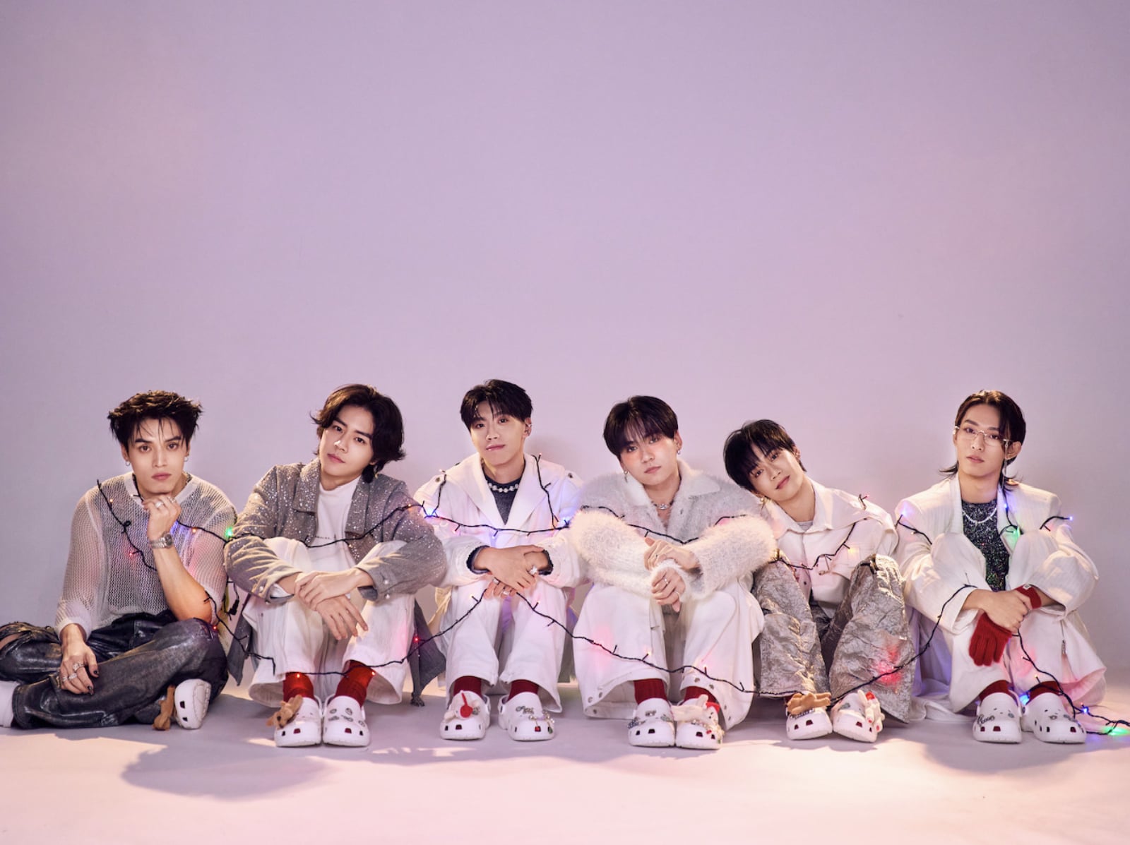 OZONE〈浪漫主意〉MV 同款 Crocs 洞洞鞋來了！滿滿聖誕氣息打造專屬節慶鞋面風格！