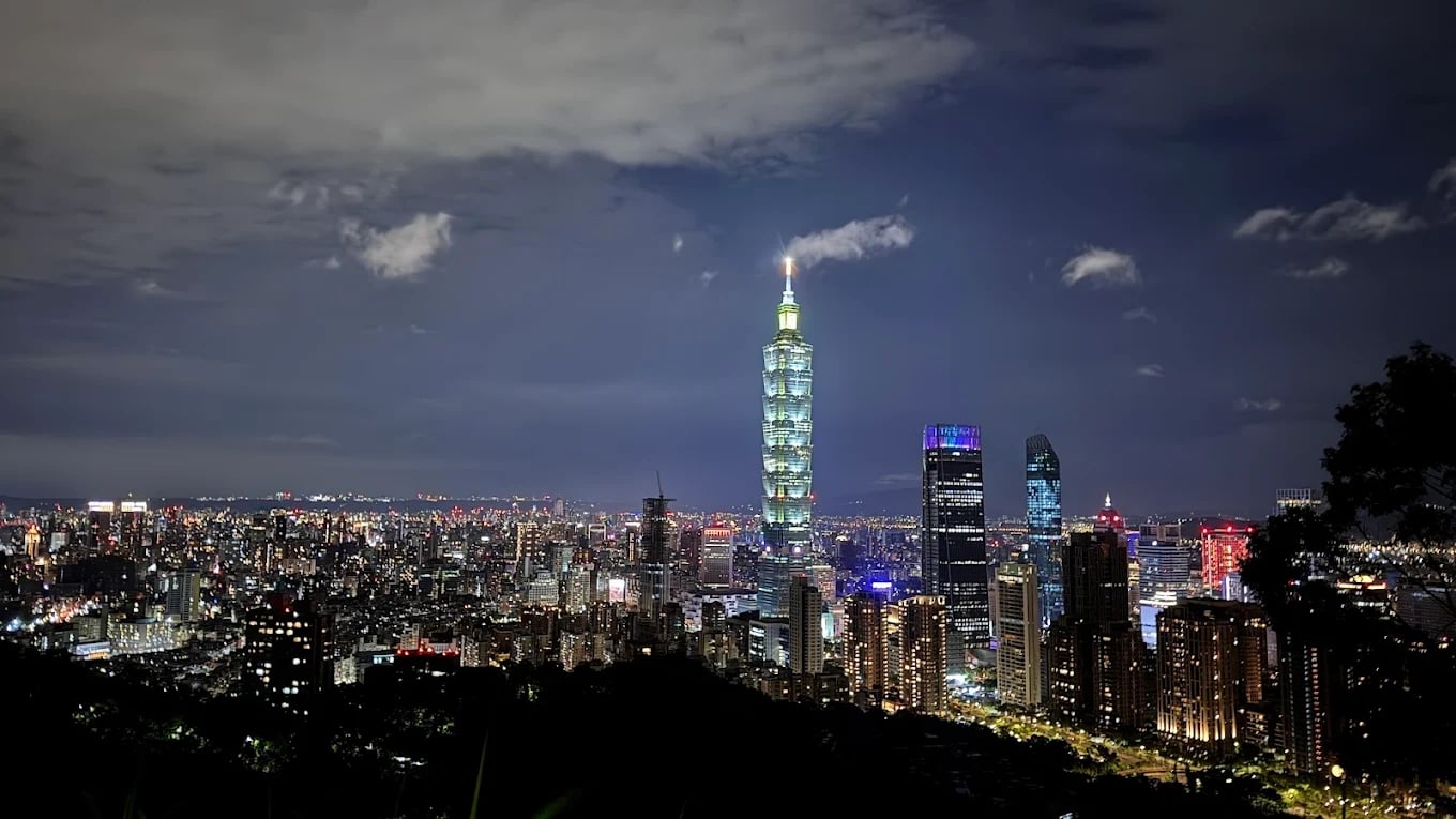 跨年要幹嘛？｜台北 101 跨年煙火最佳觀賞點推薦總整理：松仁路 253 巷、永春崗公園⋯不用人擠人還能出大片！【街個有料】