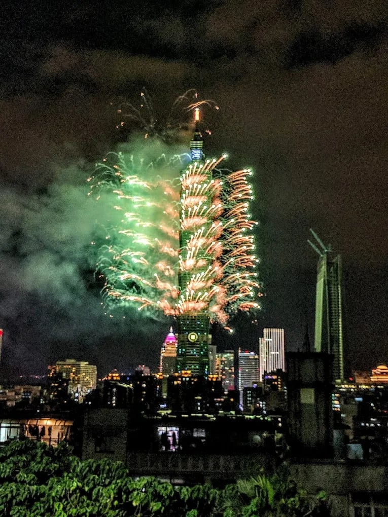 跨年要幹嘛？｜台北 101 跨年煙火最佳觀賞點推薦總整理：松仁路 253 巷、永春崗公園⋯不用人擠人還能出大片！【街個有料】