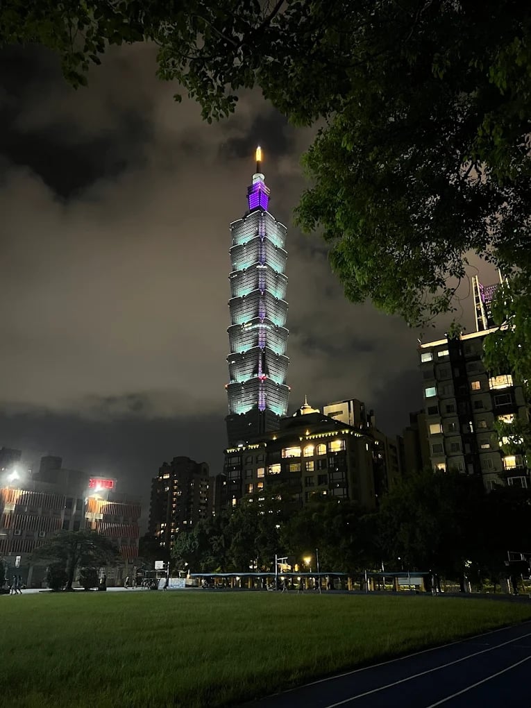 跨年要幹嘛？｜台北 101 跨年煙火最佳觀賞點推薦總整理：松仁路 253 巷、永春崗公園⋯不用人擠人還能出大片！【街個有料】