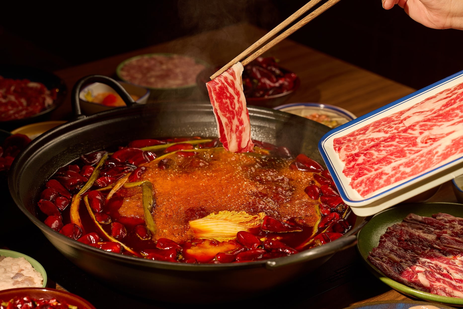 AI 教父黃仁勳也造訪！馮校長老火鍋登陸台北！開幕時間、必點菜單、訂位方式⋯一次看！