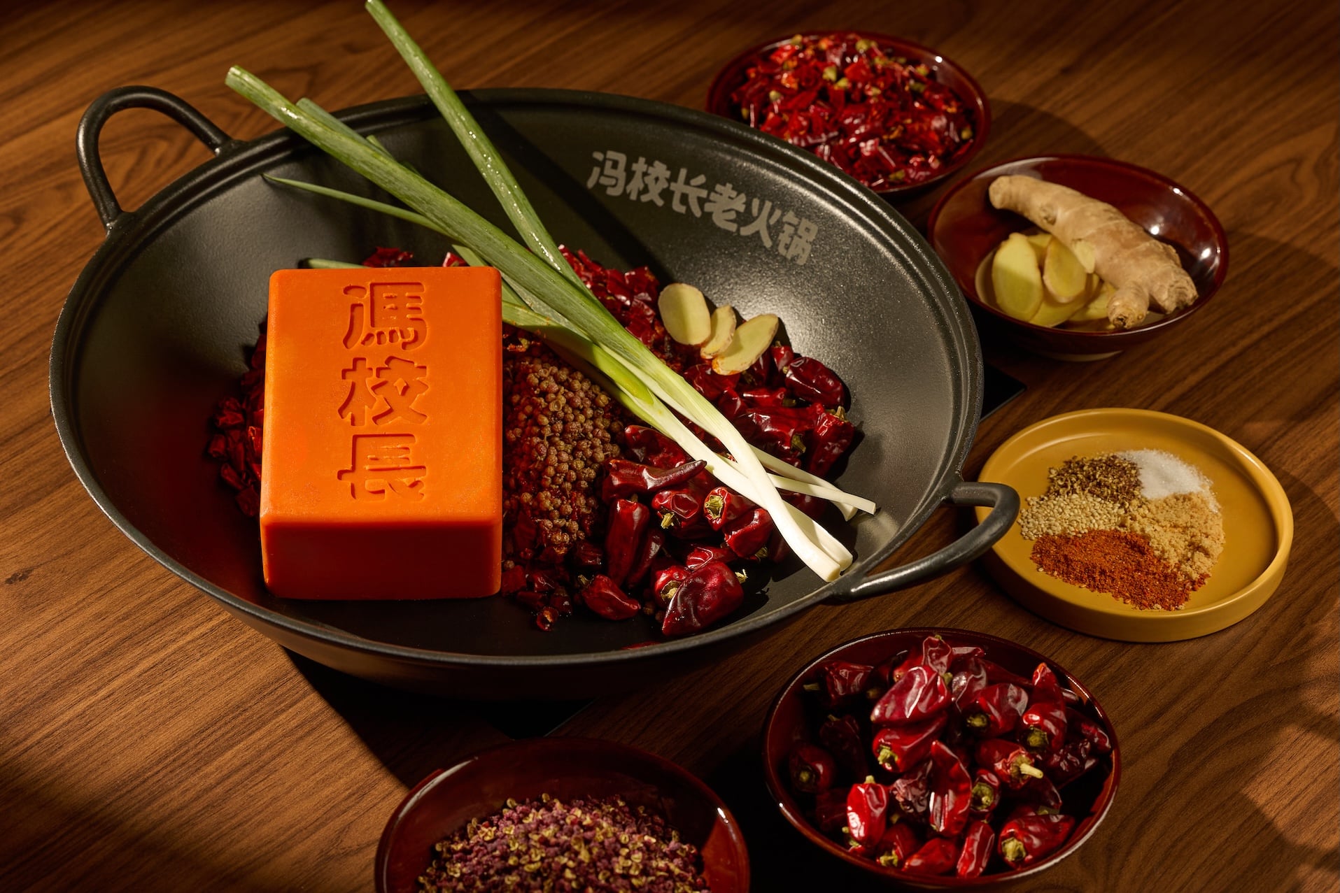 AI 教父黃仁勳也造訪！馮校長老火鍋登陸台北！開幕時間、必點菜單、訂位方式⋯一次看！