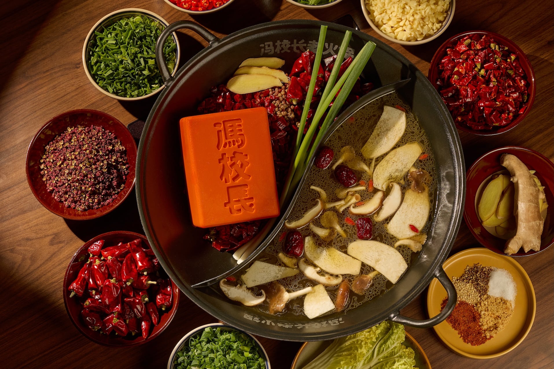 AI 教父黃仁勳也造訪！馮校長老火鍋登陸台北！開幕時間、必點菜單、訂位方式⋯一次看！