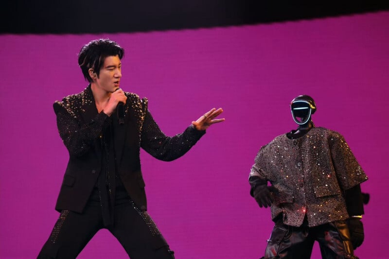 王力宏演唱會機器人共舞！馬斯克轉發直呼：「令人印象深刻！」