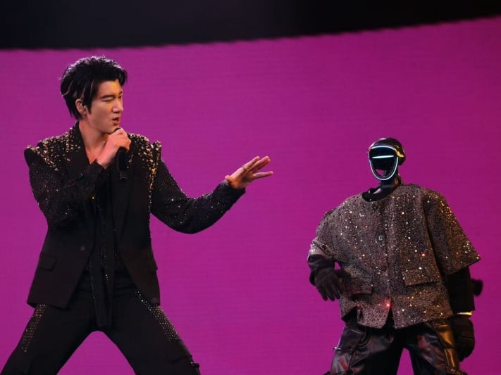 王力宏演唱會機器人共舞！馬斯克轉發直呼：「令人印象深刻！」