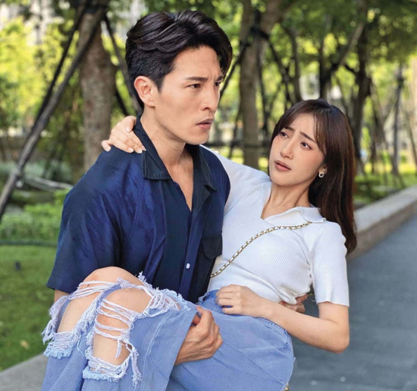 夏宇禾深夜喝茫路邊激吻白衣男子！身份遭起底竟是「已婚富三代」！