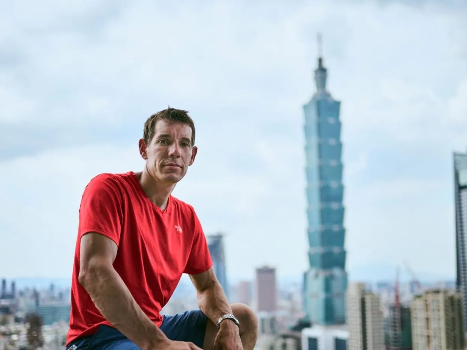 美國攀岩大神 Alex Honnold 徒手爬台北 101！2026「這天」Netflix 全球直播