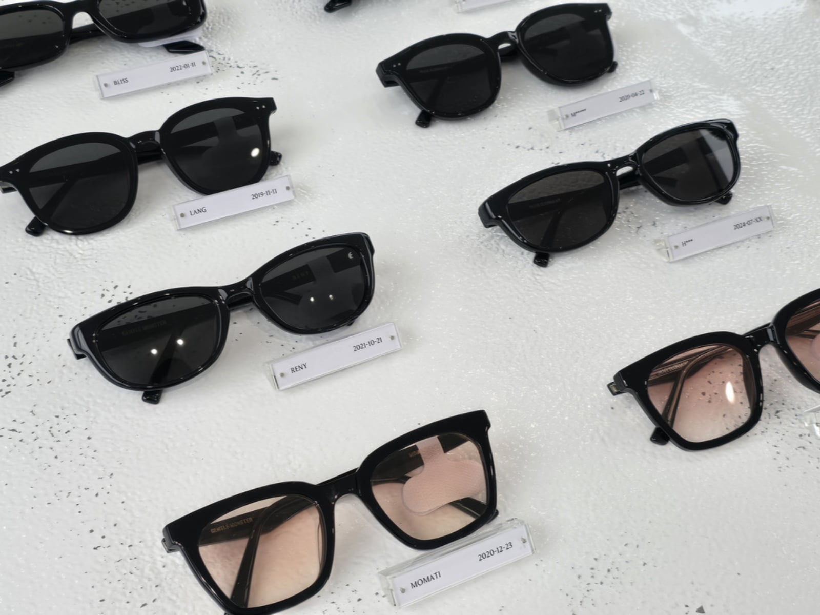 Gentle Monster 控 Blue Elephant 抄襲 30 多款產品！連門市都複製⋯網驚：「根本孿生品牌」