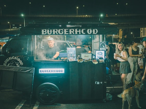 年底總是焦慮，不知道去哪裡才不無聊？——新光三越把信義的夜留到凌晨！白天吃、晚上玩、午夜續攤，陪你一路嗨到 2026！