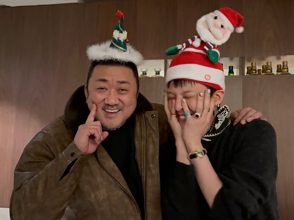 GD、馬東石合體過聖誕！權志龍乖巧站一旁，網友笑翻：「這組合好像聖誕特別禮物！」