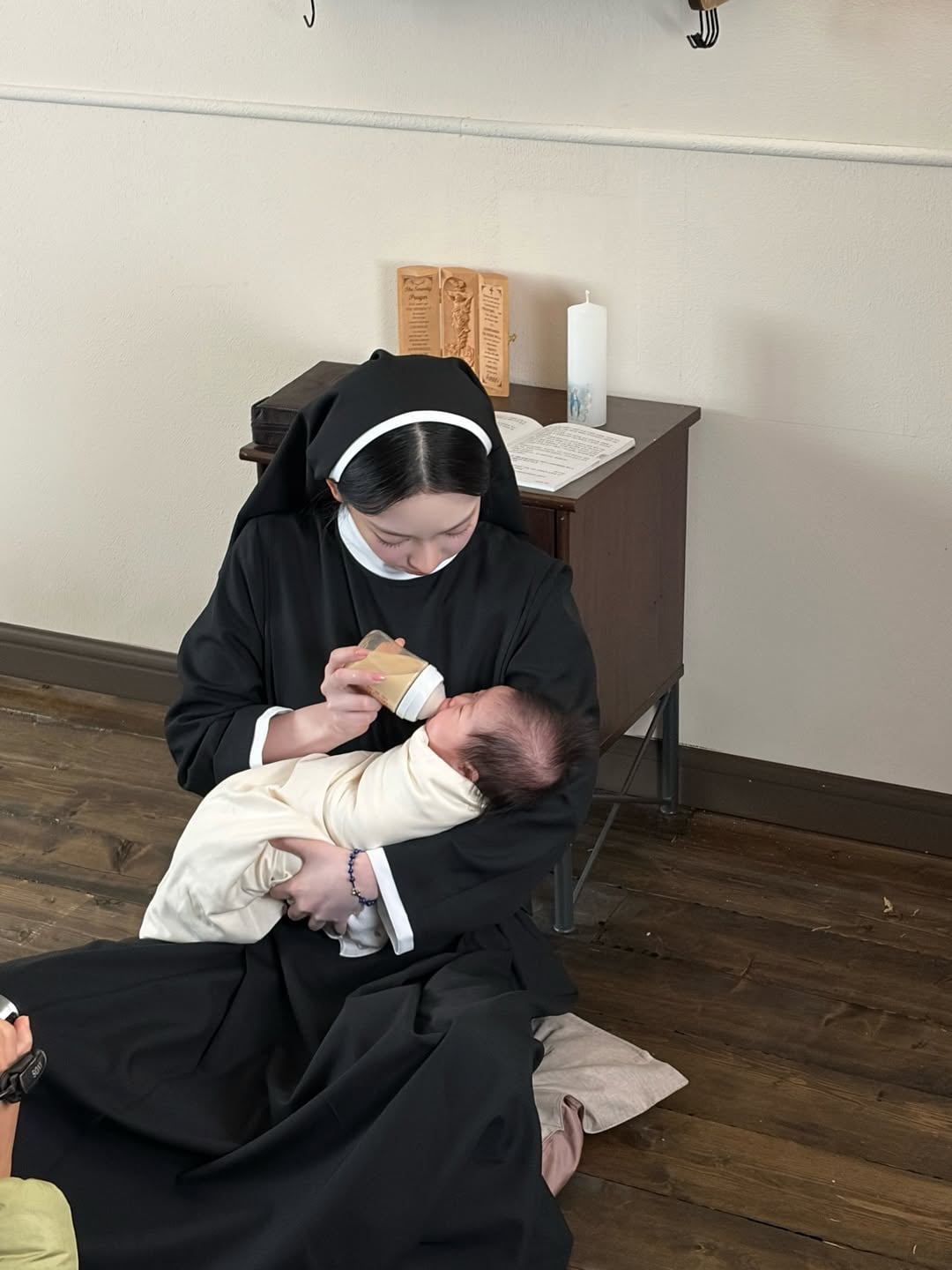 aespa Karina 化身修女餵嬰兒喝牛奶引網讚：「是聖誕節的恩典！」