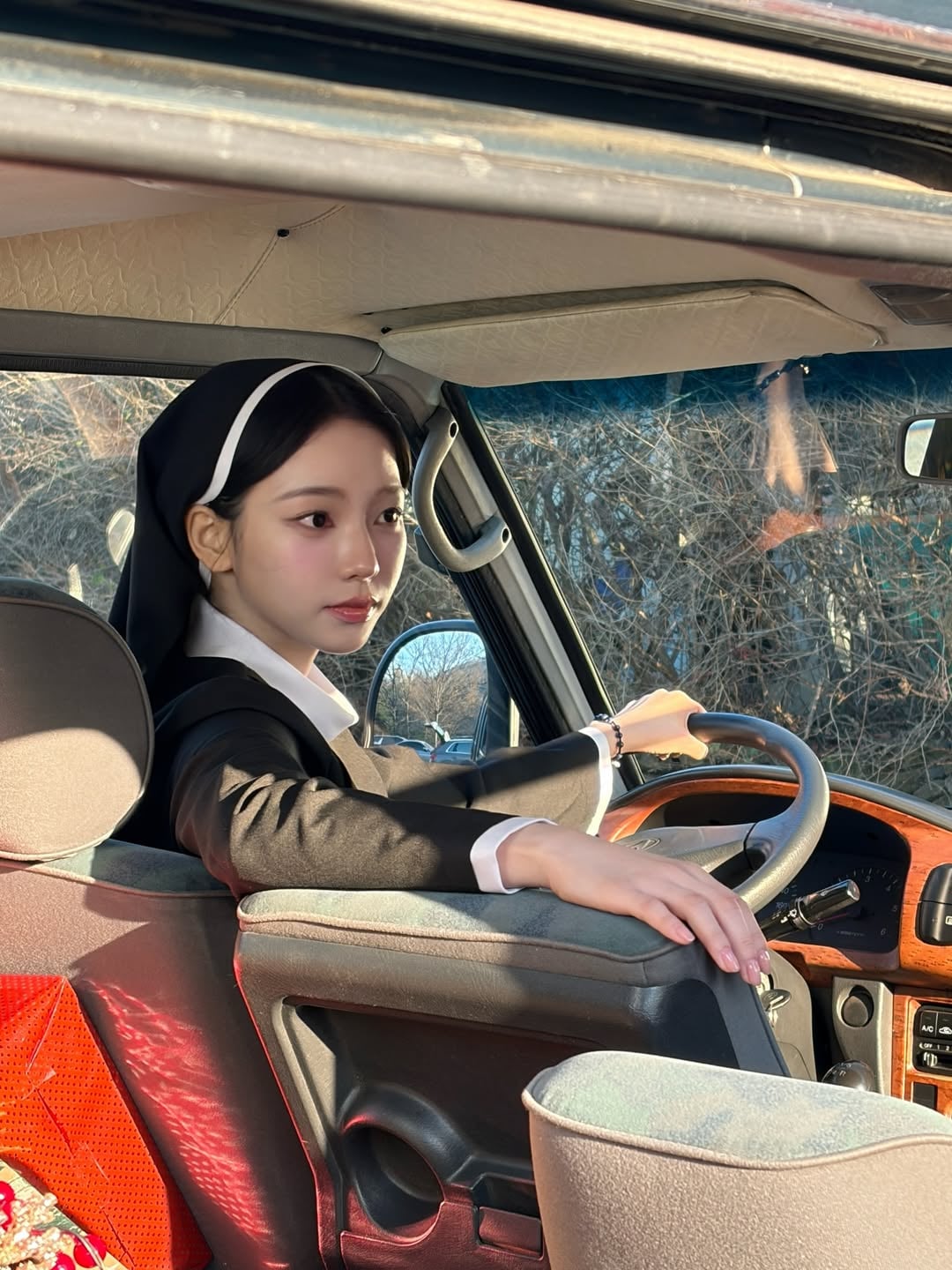 aespa Karina 化身修女餵嬰兒喝牛奶引網讚：「是聖誕節的恩典！」